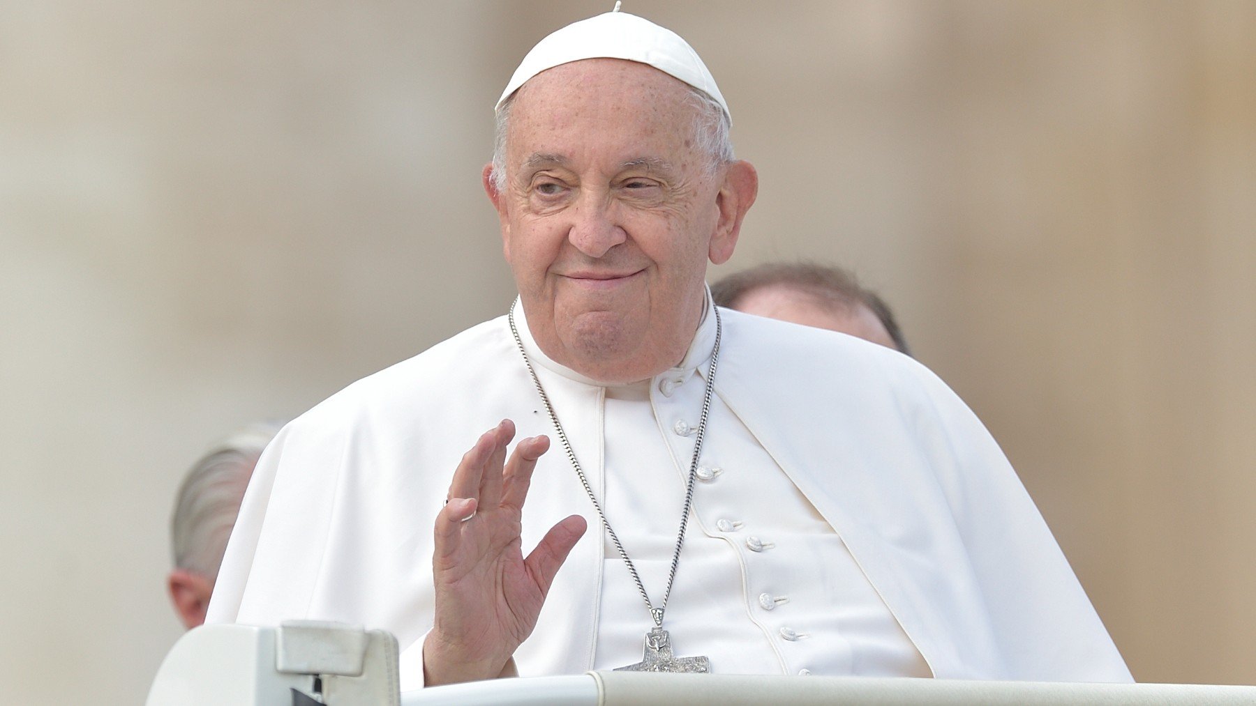 El Papa saldrá del hospital este domingo y estará dos meses de reposo antes de volver a su actividad