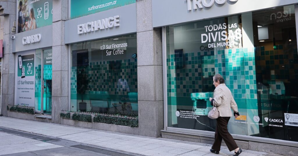 A cuánto se vende el dólar en los principales bancos durante el segundo día sin cepo A cuánto se vende el dólar en los principales bancos durante el segundo día sin cepo