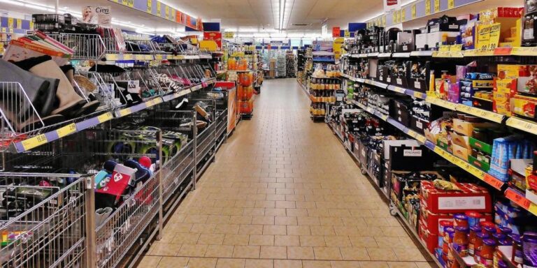Importantes cadenas de supermercados toman una drástica decisión con sus precios afectados por los aranceles a China