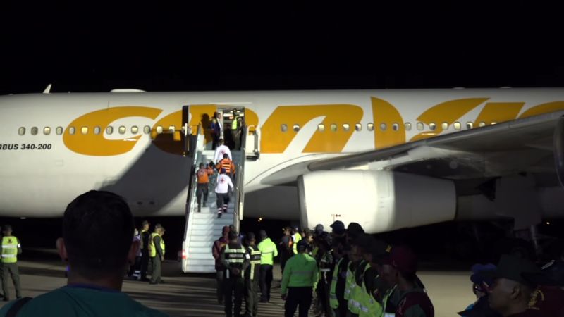 Cientos de migrantes venezolanos regresarán a su país en 3 vuelos entre el jueves y viernes, dice Nicolás Maduro