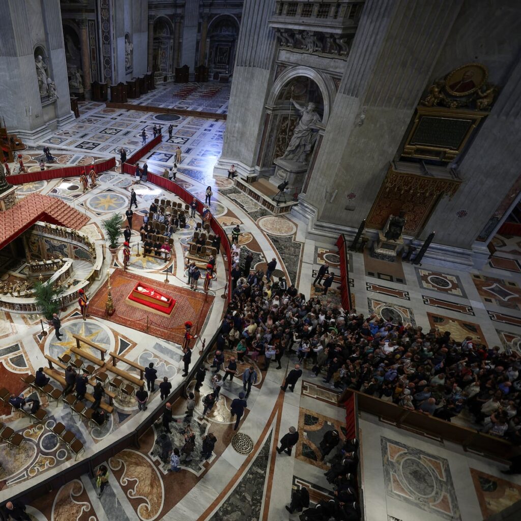 Miles de fieles despiden al papa Francisco en San Pedro (y el Vaticano ya empieza a discutir sobre su sucesor) | El PAÍS Exprés Miles de fieles despiden al papa Francisco en San Pedro (y el Vaticano ya empieza a discutir sobre su sucesor) | El PAÍS Exprés