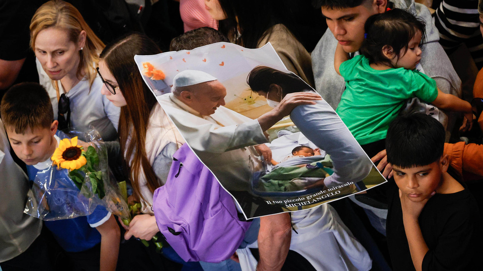 Humildes, presos, trans y migrantes acompañarán el féretro de Francisco  | En las escalinatas de Santa María la Mayor, durante el funeral