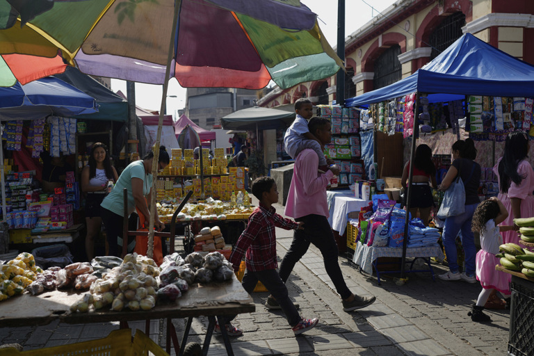Inflación y crisis monetaria agravan situación de Venezuela, Maduro declara "emergencia económica" Inflación y crisis monetaria agravan situación de Venezuela, Maduro declara "emergencia económica"