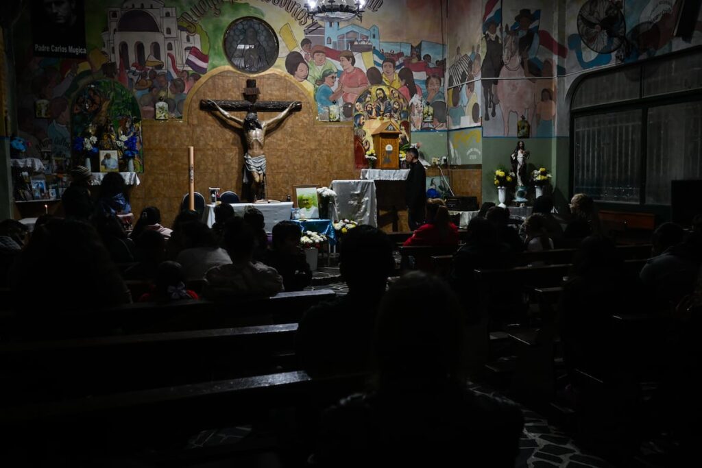 Los argentinos despiden al papa Francisco partidos entre la tristeza y la indiferencia Los argentinos despiden al papa Francisco partidos entre la tristeza y la indiferencia