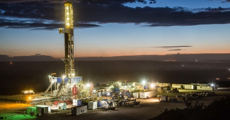 La caída del precio del petróleo pone en riesgo el ingreso de dólares y presiona a las inversiones en Vaca Muerta