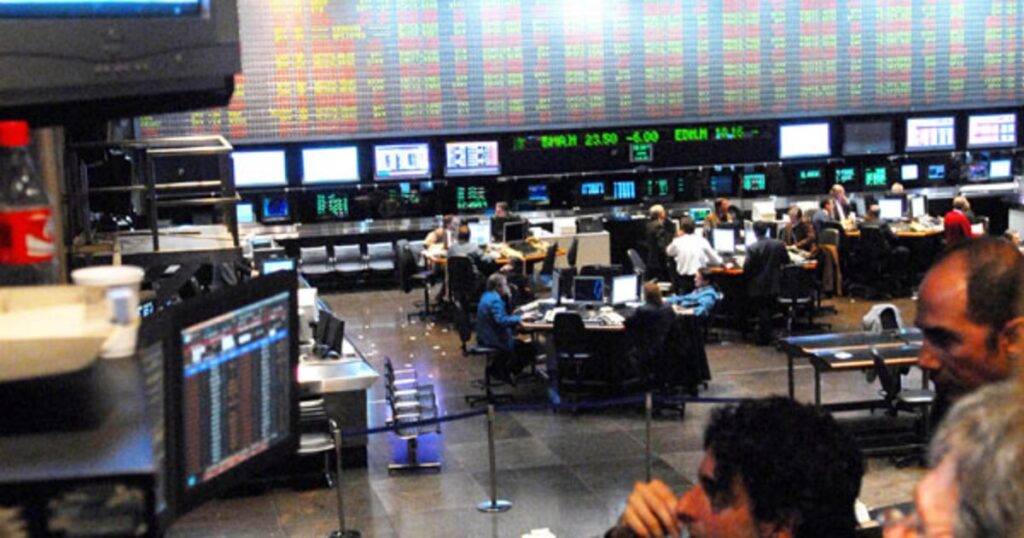 Las acciones argentinas cayeron hasta 12% en Wall Street y el riesgo país se disparó por encima de los 900 puntos básicos Las acciones argentinas cayeron hasta 12% en Wall Street y el riesgo país se disparó por encima de los 900 puntos básicos