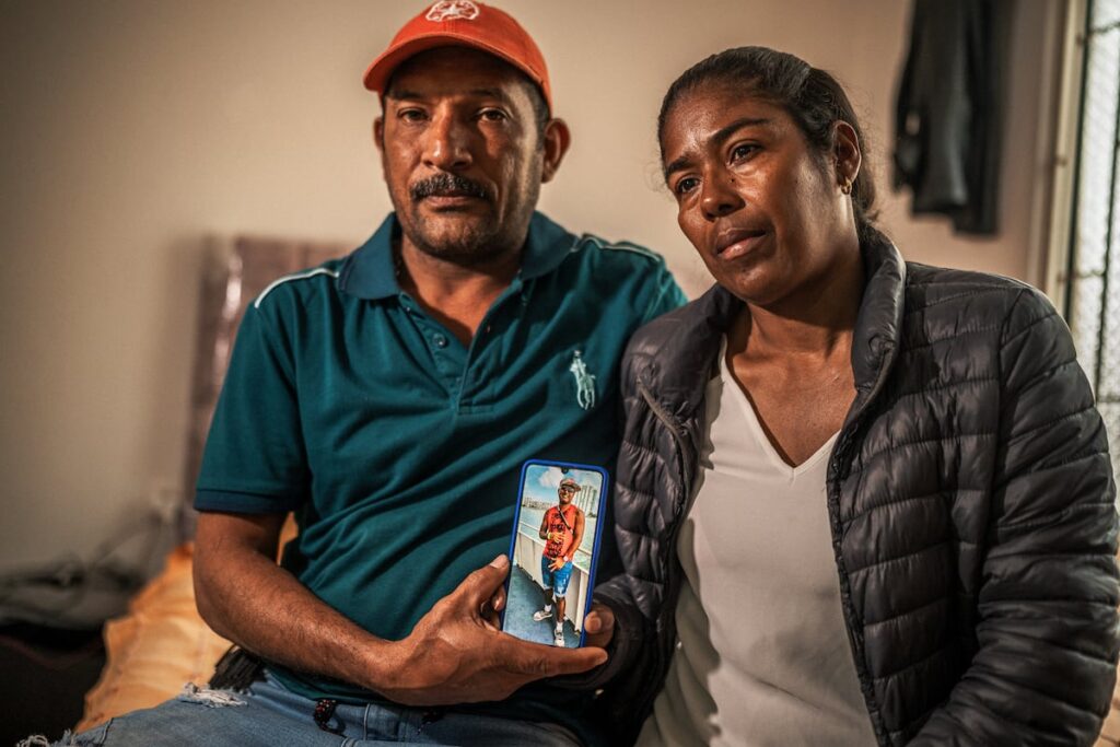 La familia colombo-venezolana que espera el regreso de su hijo detenido en la megacárcel de El Salvador: “Le pedimos a Trump que lo suelte” La familia colombo-venezolana que espera el regreso de su hijo detenido en la megacárcel de El Salvador: “Le pedimos a Trump que lo suelte”