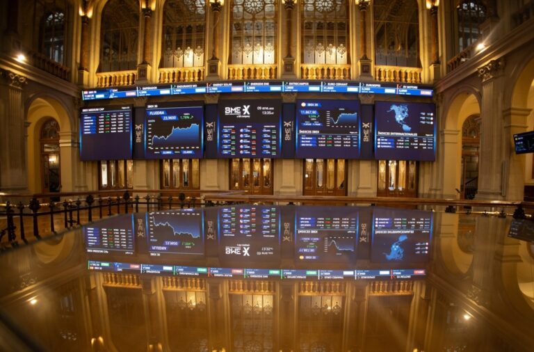 El Ibex 35 encuentra suelo al mediodía con un rebote de un 0,7% tras la remontada de Asia