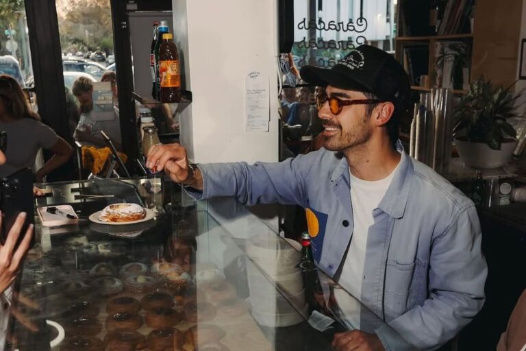 Joe Jonas sorprende como panadero en Miami: la historia de Caracas Bakery, el negocio venezolano que “lo contrató”