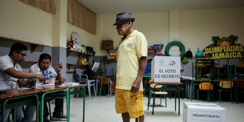 Los ecuatorianos acuden en masa a votar, en unas elecciones marcadas por sospechas de fraude Los ecuatorianos acuden en masa a votar, en unas elecciones marcadas por sospechas de fraude