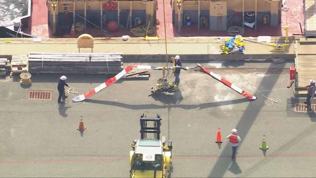 Los buzos recuperan el rotor del helicóptero estrellado en Nueva York en el que murió una familia española Los buzos recuperan el rotor del helicóptero estrellado en Nueva York en el que murió una familia española