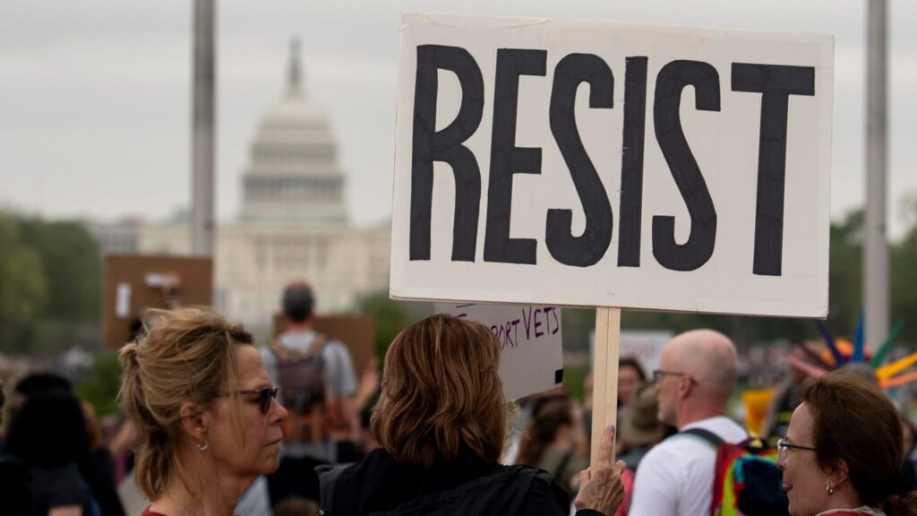 Multitudinaria manifestación contra Trump y Musk frente a la Casa Blanca por los aranceles y sus políticas del miedo Multitudinaria manifestación contra Trump y Musk frente a la Casa Blanca por los aranceles y sus políticas del miedo