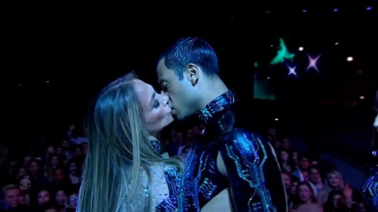 JENNIFER LOPEZ BESO BAILARINES | Jennifer Lopez en los AMAs: show explosivo con beso incluido a sus bailarines