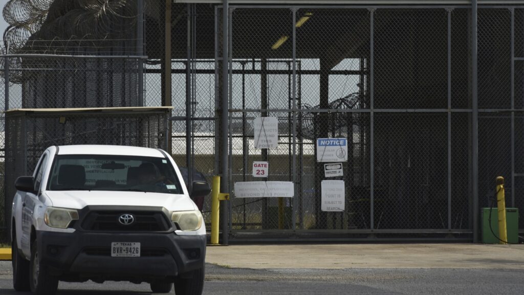 Juez prohíbe deportar a venezolanos desde el sur de Texas bajo ley de guerra del siglo XVIII Juez prohíbe deportar a venezolanos desde el sur de Texas bajo ley de guerra del siglo XVIII