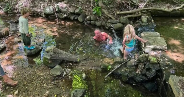 Secretario de Salud celebró el Día de las Madres con un baño en un arroyo que tiene mala reputación