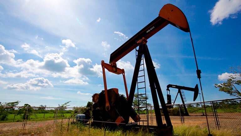 La producción de petróleo de Venezuela se mantiene sobre el millón y sube un 0,28% en abril