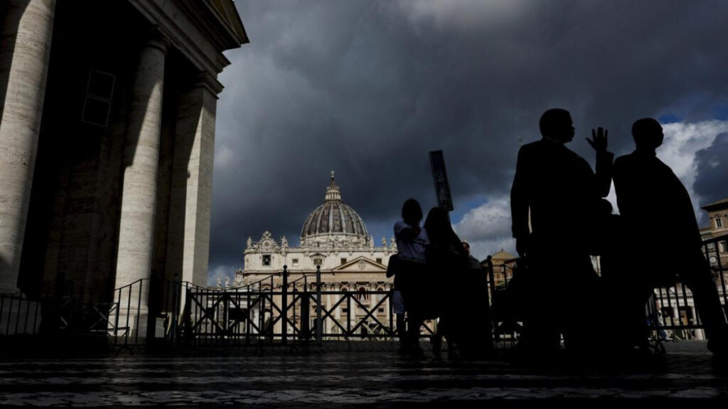 El cónclave para elegir al nuevo papa arranca con los cardenales Parolin y Tagle como favoritos