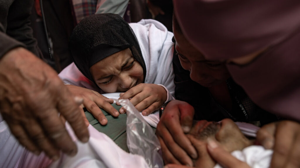 Israel se ceba con los hospitales de Gaza y mata a 250 palestinos en el último día y medio