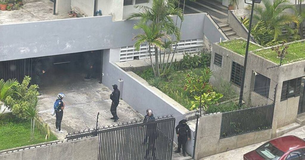 El régimen de Maduro allanó la casa de Humberto Villalobos, uno de los opositores rescatados de la Embajada de Argentina en Caracas