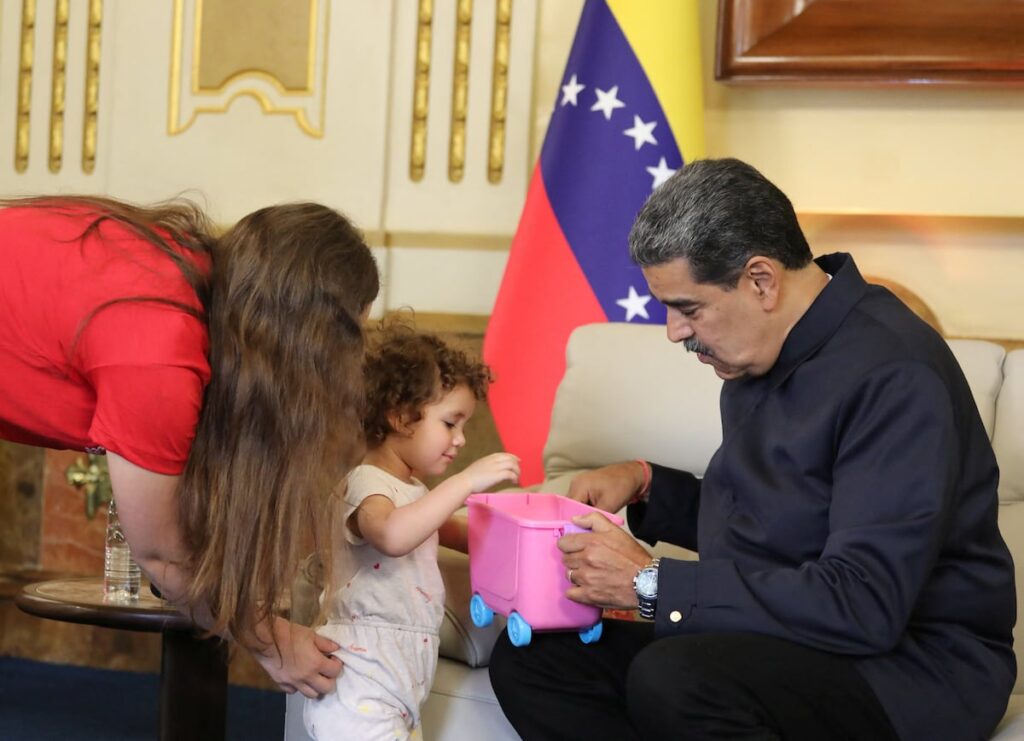 Estados Unidos devuelve a Venezuela la niña de dos años separada de sus padres deportados | Inmigración en Estados Unidos Estados Unidos devuelve a Venezuela la niña de dos años separada de sus padres deportados | Inmigración en Estados Unidos