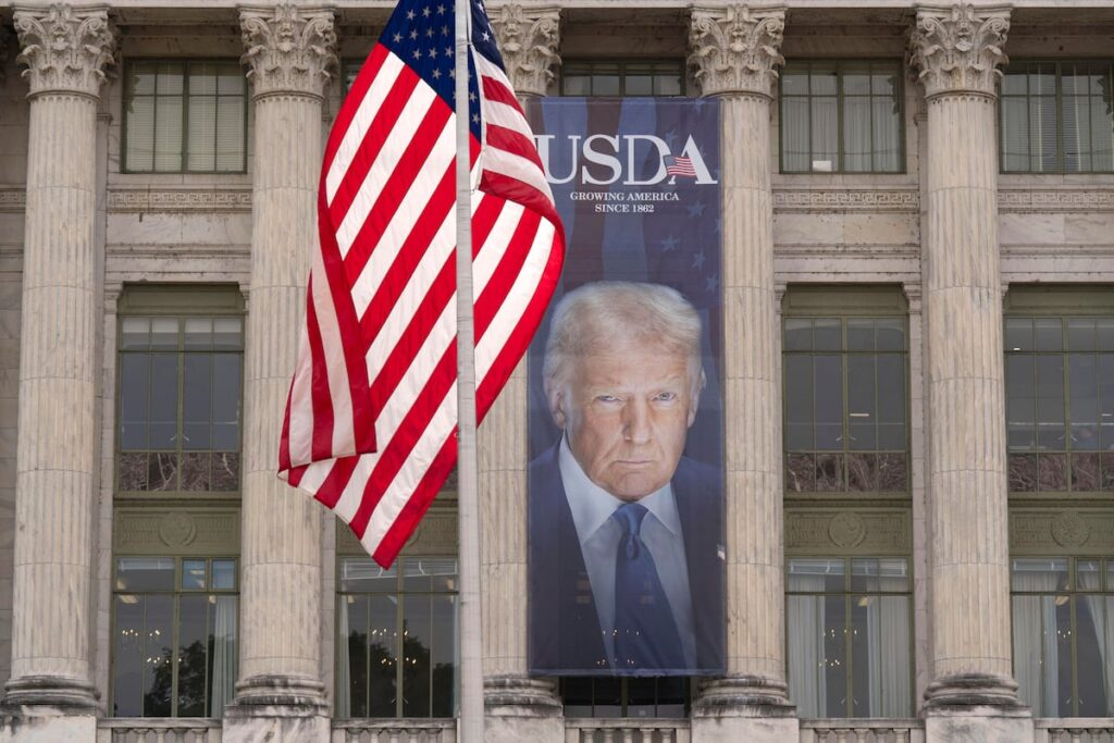 Trump presiona a Walmart para que se “coma” los aranceles y no suba los precios | Economía Trump presiona a Walmart para que se “coma” los aranceles y no suba los precios | Economía