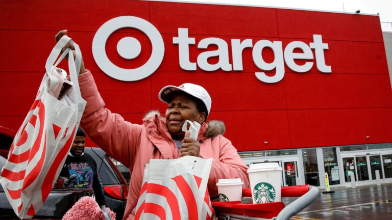 Clientes dan la espalda a Target tras polémico giro en políticas de inclusión