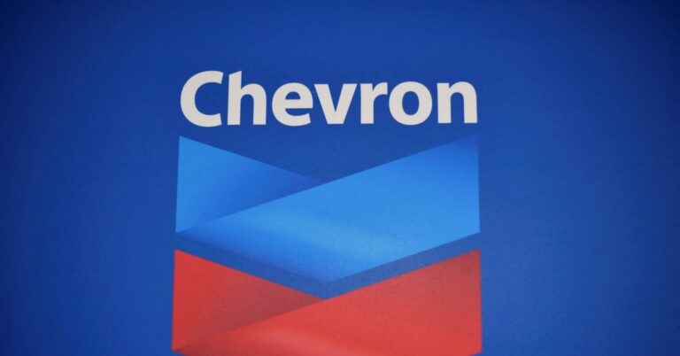 EEUU otorga a Chevron autorización limitada para mantener activos en Venezuela: fuentes