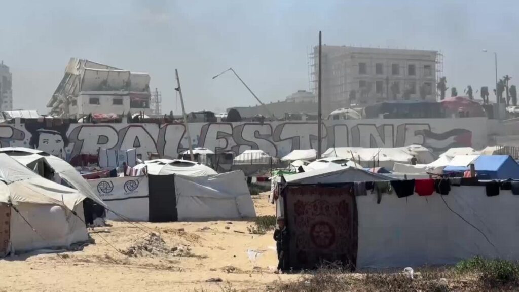 Miles de desplazados buscan refugio en el puerto de la Ciudad de Gaza