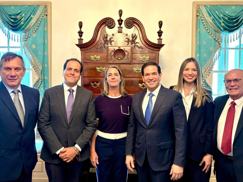 Aparecen por primera vez en Washington los rescatados de la embajada argentina Aparecen por primera vez en Washington los rescatados de la embajada argentina