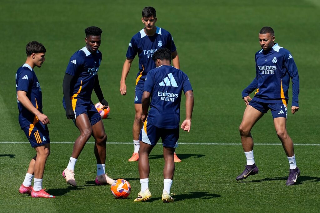 Real Madrid – Mallorca en directo | Ancelotti alinea a los diez jugadores que tiene del primer equipo y apuesta por Jacobo como central | Fútbol | Deportes Real Madrid – Mallorca en directo | Ancelotti alinea a los diez jugadores que tiene del primer equipo y apuesta por Jacobo como central | Fútbol | Deportes