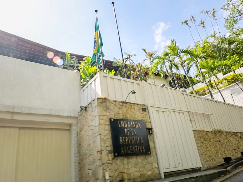 el antichavismo celebra la liberación y el régimen de Maduro afirma que negoció salvoconductos el antichavismo celebra la liberación y el régimen de Maduro afirma que negoció salvoconductos