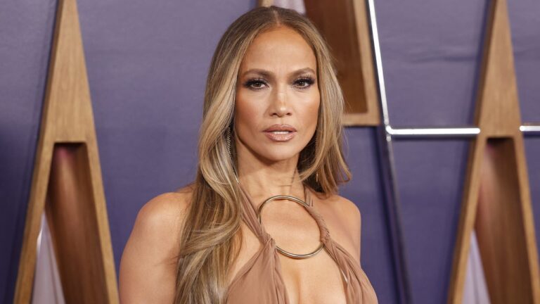 Piden a Jennifer López una indemnización millonaria por publicar en sus redes fotos suyas realizadas por paparazis