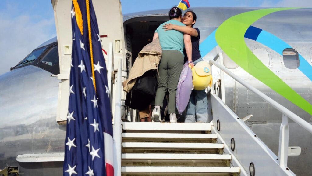 Migrantes de Honduras y Colombia regresan a sus países en primer vuelo de "autodeportados" de Trump