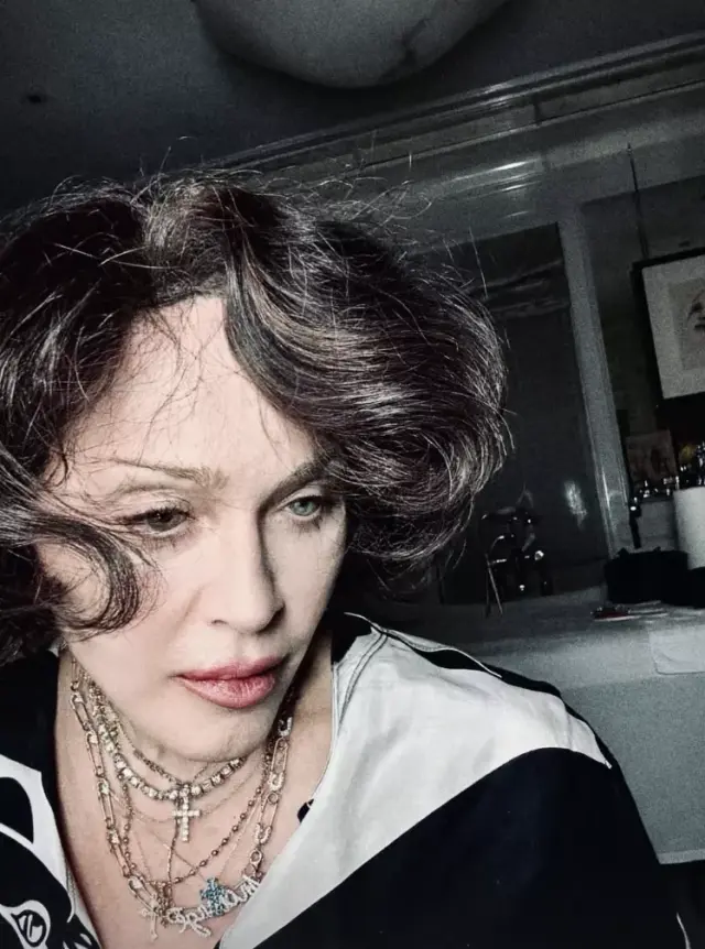 Madonna se despide del rubio y luce irreconocible