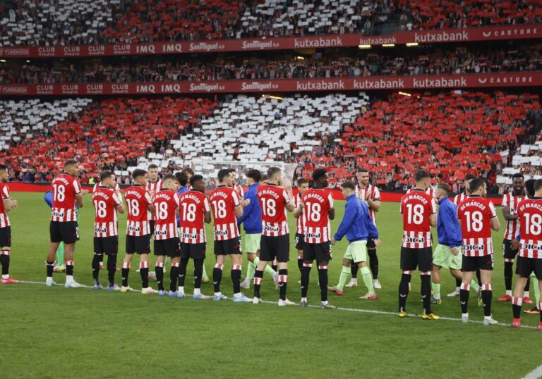Enorme pitada de San Mamés al Barça durante el pasillo de los jugadores del Athletic