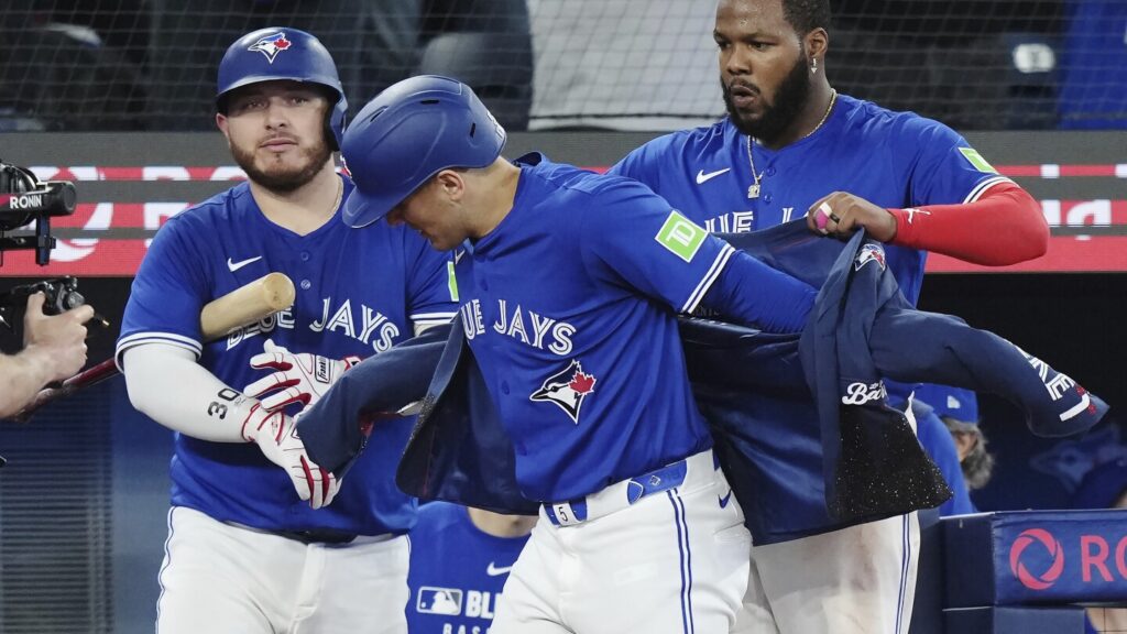 Azulejos aplastan 14-0 a Padres con siete carreras en la 8va entrada, que incluye grand slam Azulejos aplastan 14-0 a Padres con siete carreras en la 8va entrada, que incluye grand slam