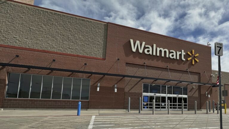 Trump advierte a Walmart: No suban precios por aranceles, absorban el costo de esos impuestos