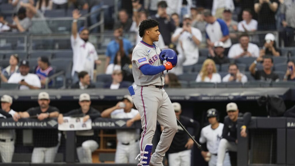 Juan Soto recibe abucheos en regreso a Yankee Stadium y responde tocándose el corazón con el casco Juan Soto recibe abucheos en regreso a Yankee Stadium y responde tocándose el corazón con el casco