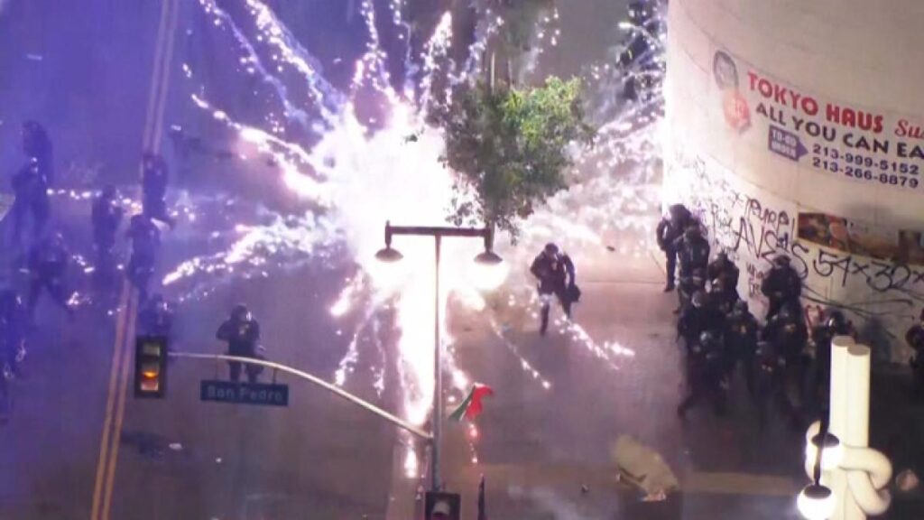 Las imágenes aéreas de la cuarta jornada de protestas en Los Ángeles Las imágenes aéreas de la cuarta jornada de protestas en Los Ángeles