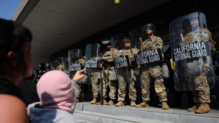 El gobernador de California pide al juez que impida a Trump desplegar al ejército en Los Ángeles