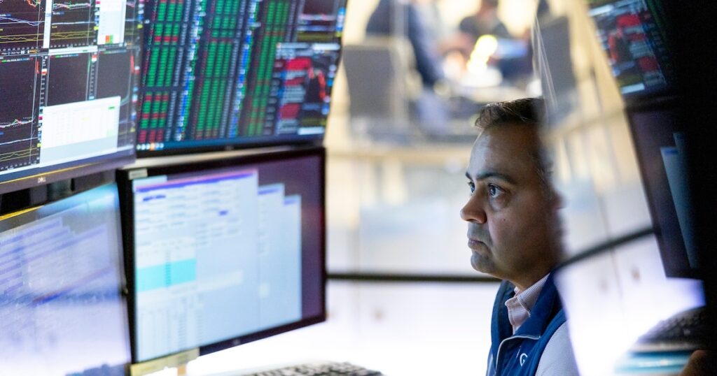 Bajó el dólar y subieron las acciones con el empuje de la recuperación de Wall Street Bajó el dólar y subieron las acciones con el empuje de la recuperación de Wall Street