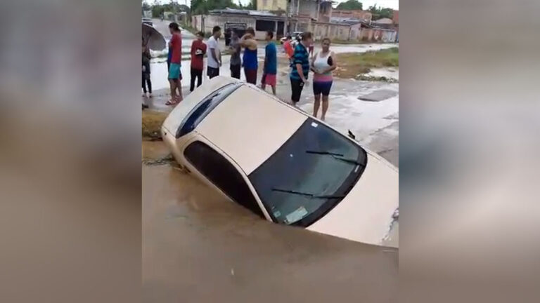 Carro cae a megahueco en el sector El Lucero de Cabimas