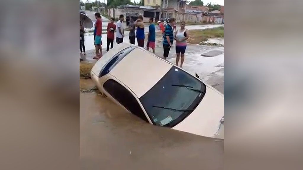 Carro cae a megahueco en el sector El Lucero de Cabimas Carro cae a megahueco en el sector El Lucero de Cabimas