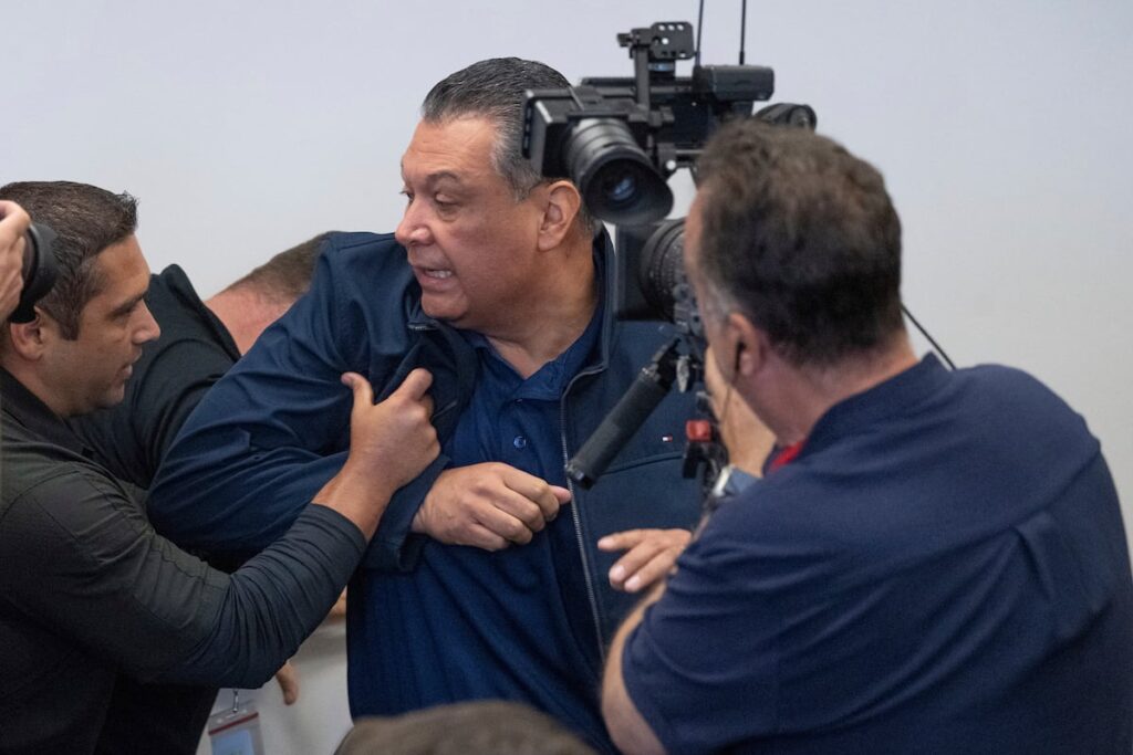 El senador Alex Padilla, esposado y expulsado a empujones de un acto de Kristi Noem en Los Ángeles El senador Alex Padilla, esposado y expulsado a empujones de un acto de Kristi Noem en Los Ángeles