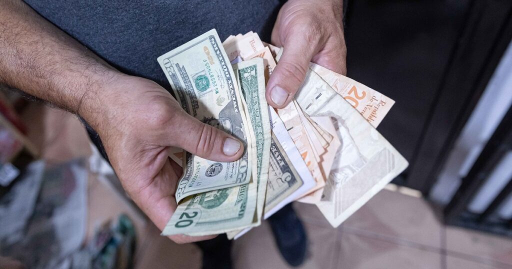Crisis en Venezuela: el precio del dólar superó los 100 bolívares en el mercado oficial Crisis en Venezuela: el precio del dólar superó los 100 bolívares en el mercado oficial