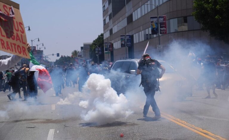 Tensión comienza a crecer en Los Ángeles, cerca de edificio federal; Guardia Nacional disparan granadas aturdidoras