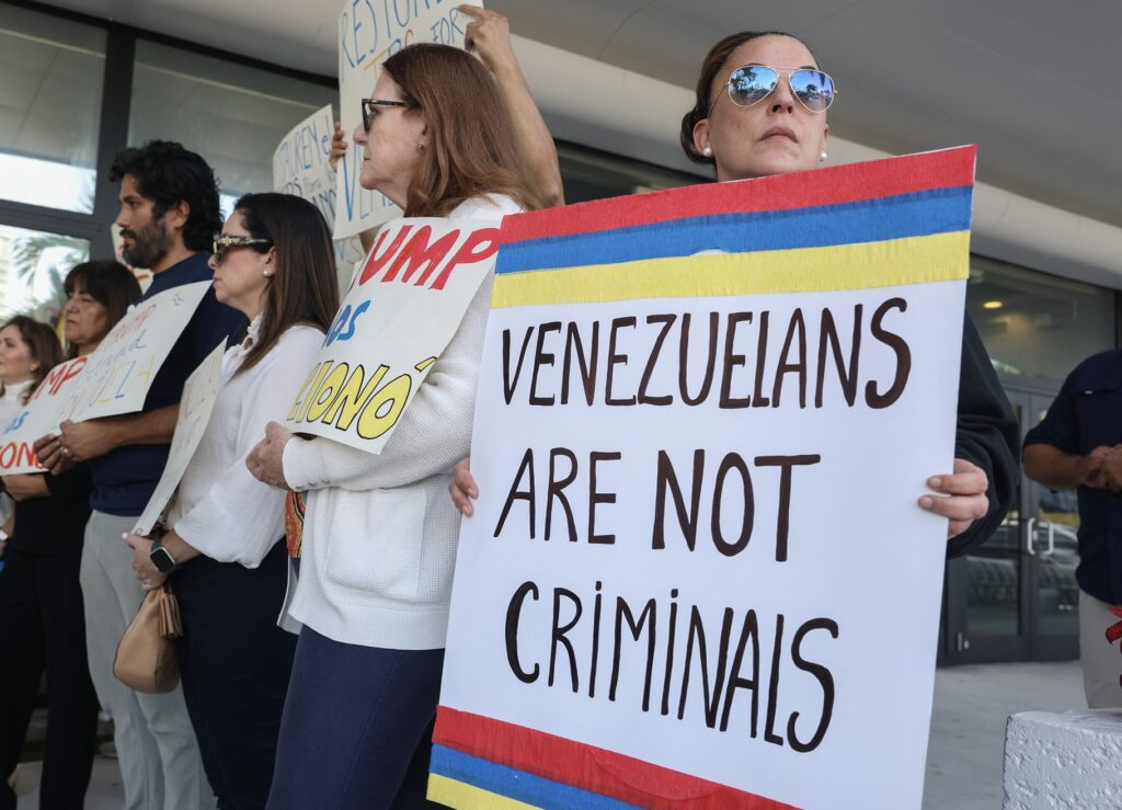 Juez impide que Trump invalide permisos legales de venezolanos Juez impide que Trump invalide permisos legales de venezolanos