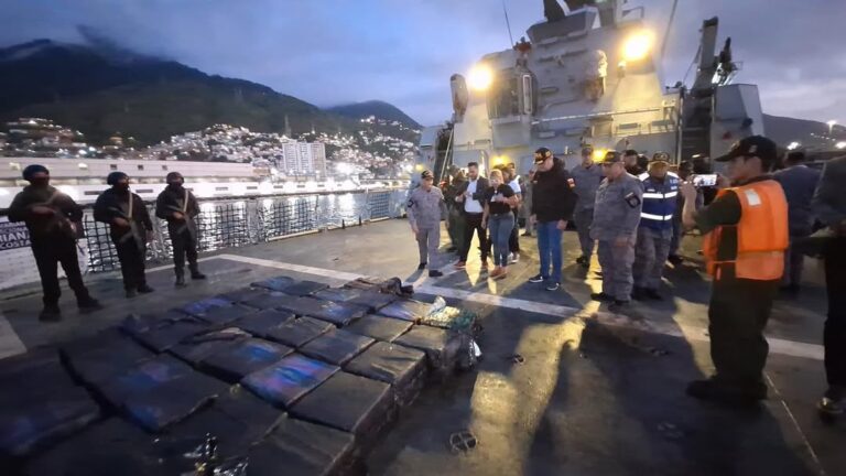 Incautan tonelada y media de cocaína